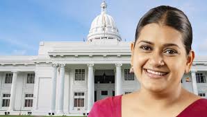බල්තසාර්ගේ පළමු රැස්වීමට බාල්දියක් පෙරළෙයි!