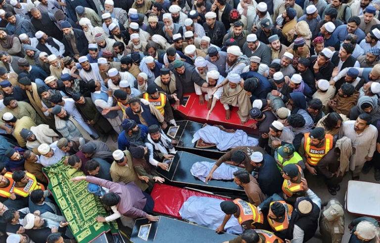 වයඹදිග පාකිස්ථානයේ මරාගෙන මැරෙන බෝම්බ ප්‍රහාරයකින් 13 දෙනෙකු මරුට