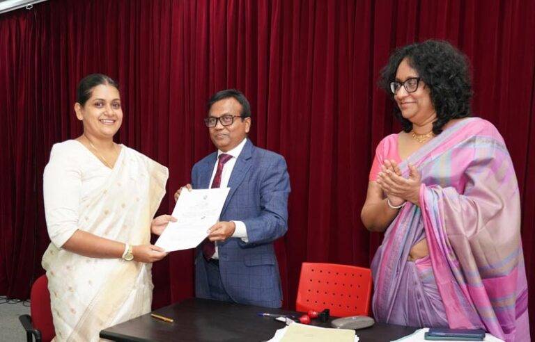 මාලිමාවේ වෙන්ඩ කොළඹ නගරාධිපතිනිය අගමැති හරිනි සහ ඇමති වටගල හමුවේ දිවුරුම් දෙයි