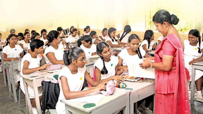 ගුරුවරු බඳවා ගැනීම ගැන රජයේ තීරණය අලුත් වෙයි!