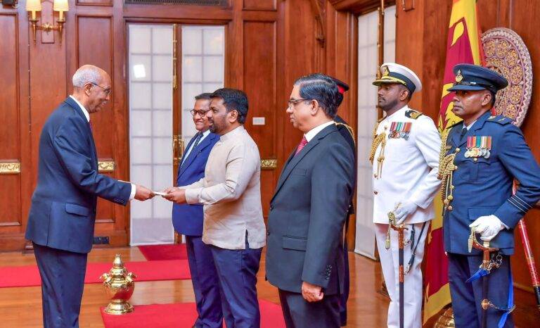 නව විදේශ තානාපතිවරු පස් දෙනෙක් සහ මහ කොමසාරිස්වරයෙක් අක්තපත්‍ර භාර දෙයි!