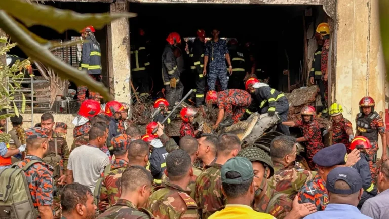 ඩකාහී උත්තරා ප්‍රදේශයේ පාසලක් වෙත ජෙට් යානයක් කඩා වැටේ!