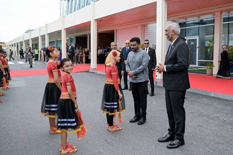 ජනපතිට මාලදිවයිනේදී මහත් හරසර!