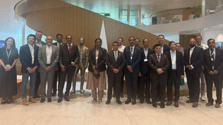 තවමත් ලංකාව අහක බලාගෙන ඉන්න පයේ හැපෙන ඉල්ලම් ගොඩ