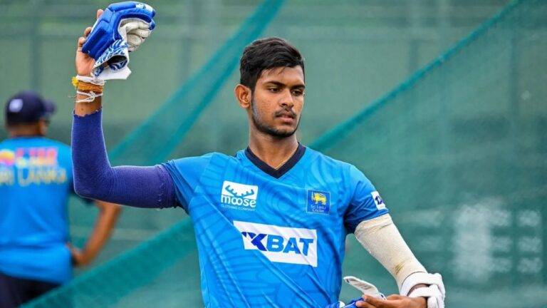 තරගයේ දෙවන ඉණිමේදී ශ්‍රී ලංකා පිතිකරුවන් පෙරට එයි.