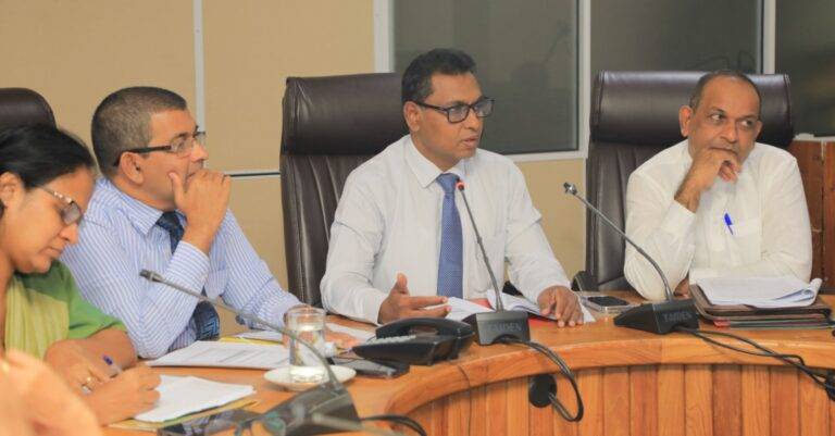 සියළු ව්‍යාපෘති කඩිනම් කරන්න – ඇමතිගෙන් නිලධාරීන්ට උපදෙස්