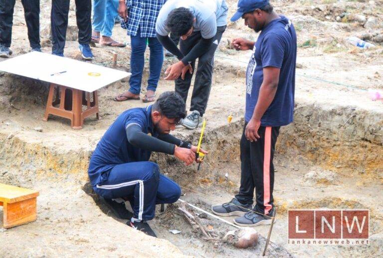 චෙම්මනි සමූහ මිනී වලෙන් මිනිස් සිරුරු 85ක අස්ථි කොටස් හඳුනා ගනී! (PHOTOS)