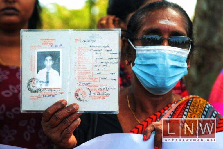 දෙමළ ජන සංහාරයට එරෙහිව යුක්තිය ඉටුකරනු – ස්වාධීන ජාත්‍යන්තර පරීක්ෂණයක් ඉල්ලා අදත් යාපනයේ විරෝධතාවක්!(PHOTOS)