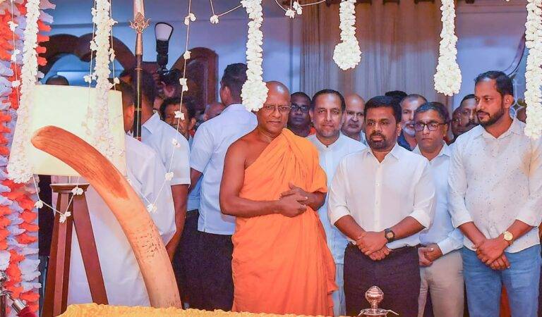 අතිපූජ්‍ය ආනමඩුවේ ශ්‍රී ධම්මදස්සි අනුනායක හිමිපාණන් වහන්සේගේ ශ්‍රී දේහයට අවසන් ගෞරව දැක්වූ ජනපති අනුර!