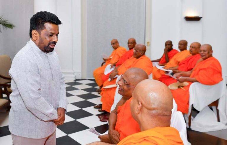 රජයේ කටයුතුවලදී මහා සංඝරත්නයේ අනුශාසනා අපේක්ෂා කරනවා – ජනපති අනුර