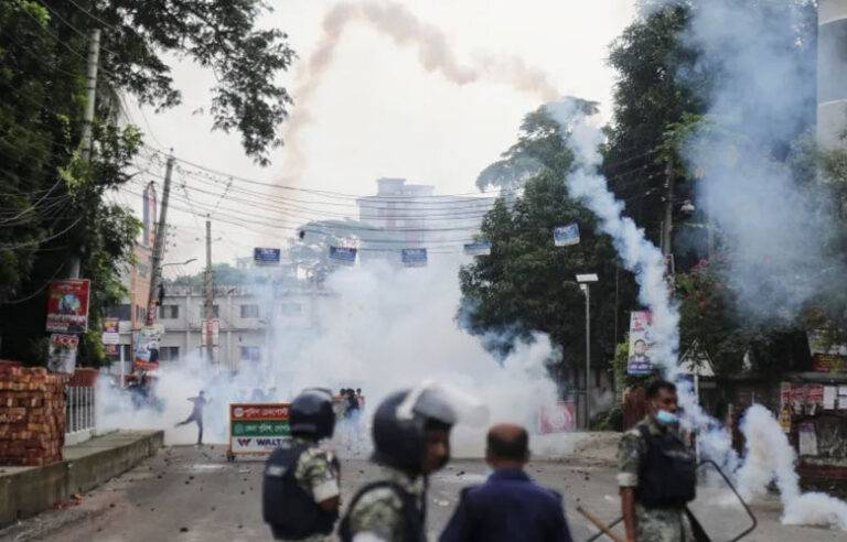 බංග්ලාදේශ පොලිසිය හා හසීනාගේ පක්ෂ ක්‍රියාකාරීන් සමඟ ගැටීමෙන් තිදෙනෙකු මරුට
