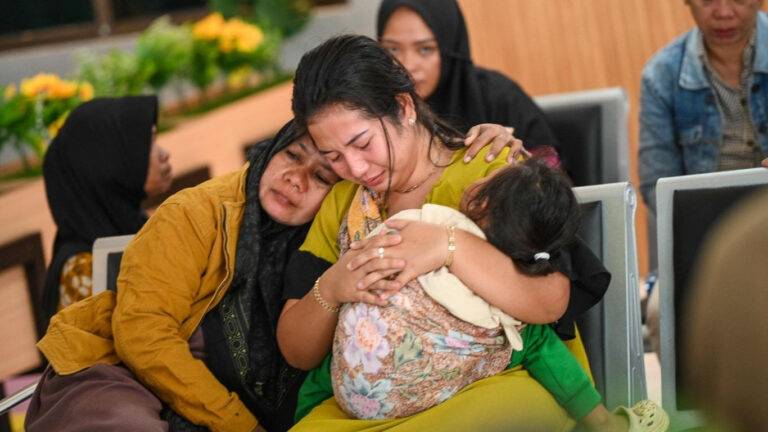 ඉන්දුනීසියානු බාලි දූපත අසල දී මගී නෞකාවක් ගිලී යයි!