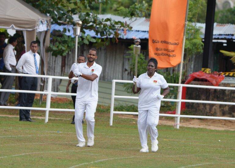 49 වන ජාතික ක්‍රිඩා උළෙල ආලෝකවත් කිරීම නිලූක සහ තමාරා අතින්