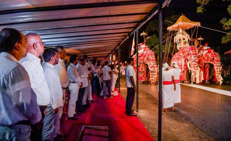 ශ්‍රී දළදා මාළිගාවේ අවසන් මහා රන්දෝලි පෙරහැර නැරඹූ ජනපති අනුර!