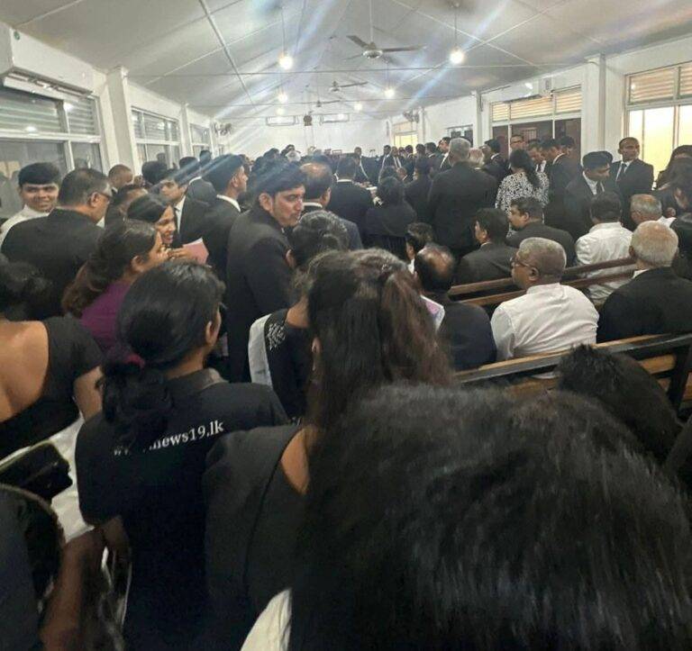උසාවිය නීතීඥයින්ගෙන් පිරී යයි.