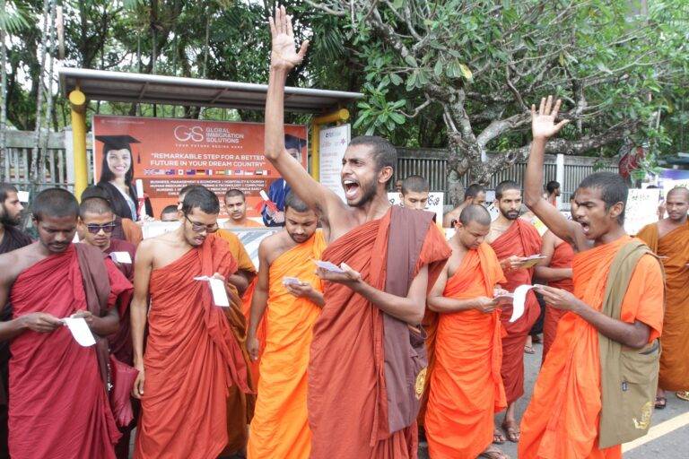 නව අධ්‍යාපන ප්‍රතිසංස්කරණවලට විරෝධය පළකරමින් ඉසුරුපායේ විරෝධතාවක්! (PHOTOS)