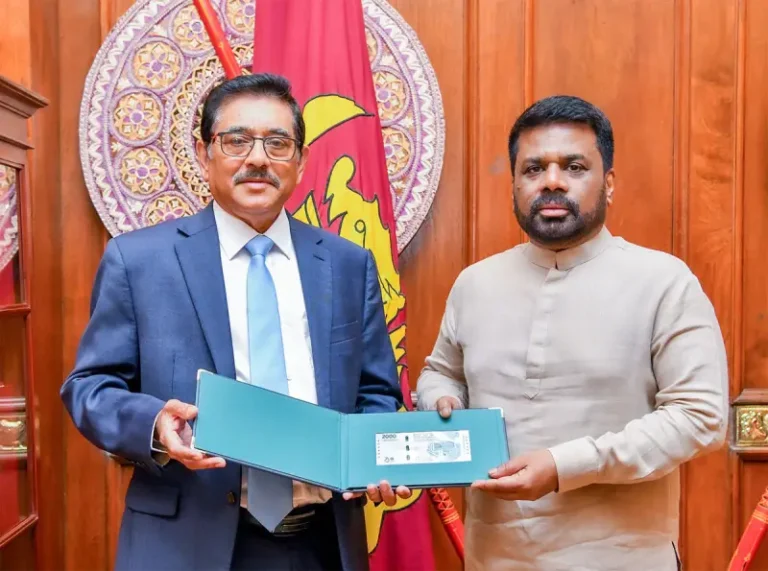 ශ්‍රී ලංකා මහ බැංකුවේ 75 වන සංවත්සරය නිමිත්තෙන් නිකුත් කළ රුපියල් 2000 නව සමරු නෝට්ටුව ජනපති අතට!