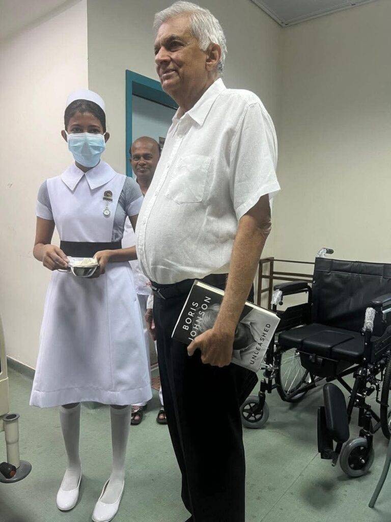 රනිල් අතේ පොතක්….