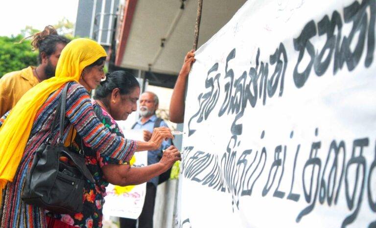 නව විදුලි පනතට එරෙහිව රට පුරා විරෝධතා – ප්‍රධාන කාර්යාලය ඉදිරිපිටටත් විරෝධය එයි! (PHOTOS)