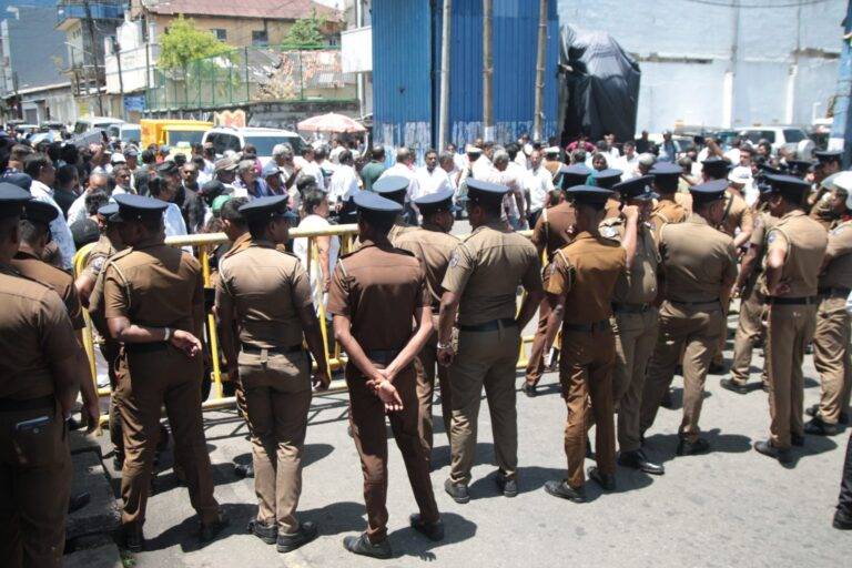 අධිකරණයට පිවිසෙන මාර්ගය අවහිර කළ පුද්ගලයින් අත්අඩංගුවට ගැනීමට අධිකරණයෙන් නියෝග!