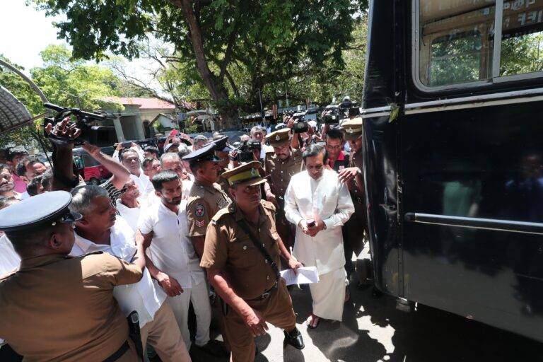 කොළඹ මහාධිකරණය හමුවේ පෙනී සිටි හිටපු අමාත්‍ය රාජිත රිමාන්ඩ්!