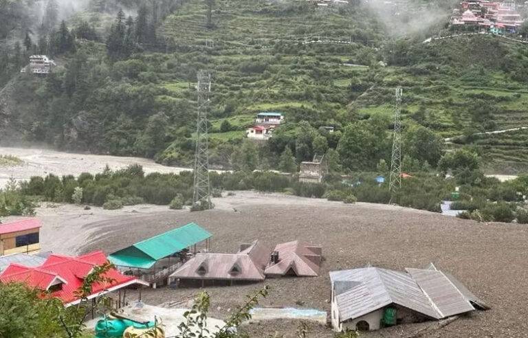 ඉන්දියාවේ ඇතිවූ හදිසි ගංවතුර තත්වයක් හේතුවෙන් 100දෙනෙකු අතුරුදන්(Video)