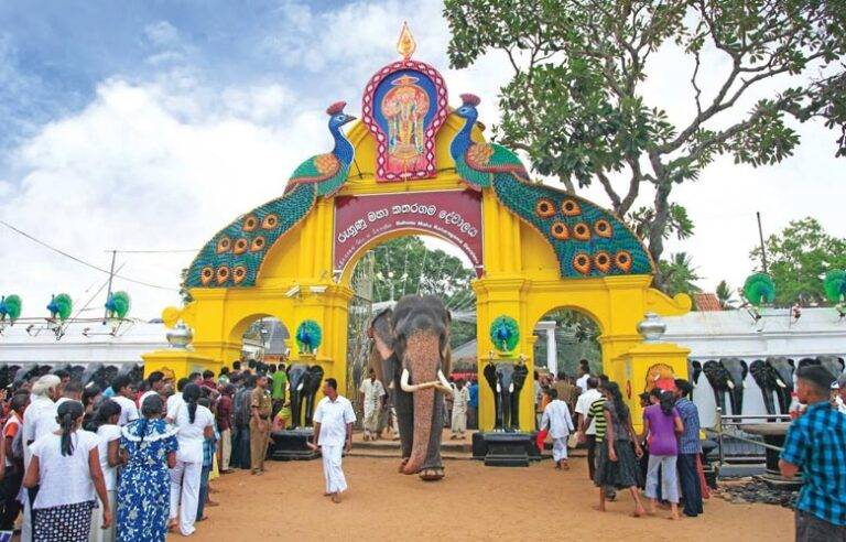කතරගම දේවාලයේ අක්කර 550 ඉඩමකට කෝටි 2ක බදු පොල්ලකුත් තියා දැදිගමලා ඉල්ලූ අතුරු තහනම ඉවතට !