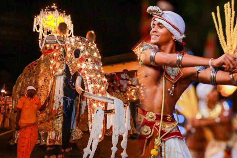 ඇසළ පෙරහැර මංගල්‍යෙයේ තෙවන රන්දෝලි පෙරහැර අද රාත්‍රියේ දී වීදි සංචාරය කරයි!