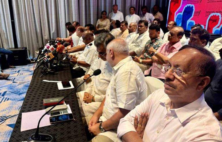 පක්ෂ නායකයින්ගේ මාධ්‍ය හමුවෙන් සජබ හැළෙයි !