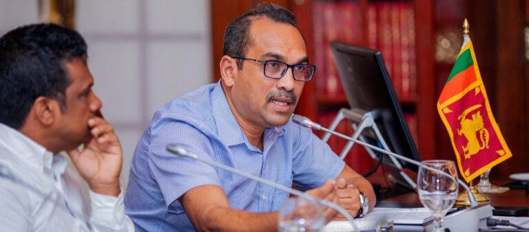 එක තැන පල්වෙන දුම්රිය නිලධාරීන්ට ඇමතිගෙන් යස පාඩමක්. අවසාන වොර්නින් එකත් දෙයි!