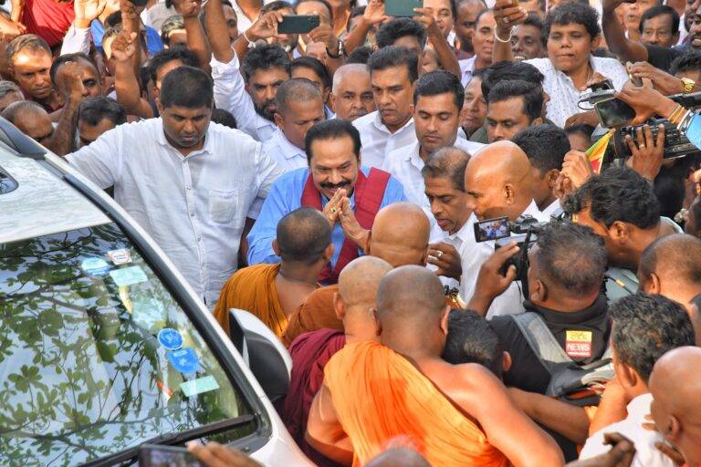 විජේරාමයේ සිටිය ද, තංගල්ලෙ සිටිය ද මහින්ද රාජපක්ෂ මහින්ද රාජපක්ෂමයි – ගමට ගිය හිටපු ජනපති තැබූ සටහන!