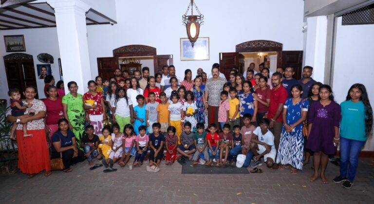 හැගීම් වලින් රට වැසියන් සමඟ බැඳී නොමැති දේශපාලකයෙක්ට කිසිදා ජනතා නායකයෙකු විය නොහැකි!