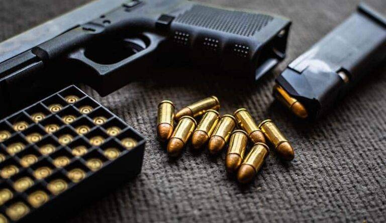 රත්නපුරේ නීතිඥවරයෙකුගේ නිවසකින් මෙරට නිෂ්පාදිත ගිනි අවි කිහිපයක් සහ පතරොම් තොගයක්!
