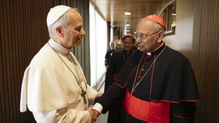 කාදිනල්තුමාට සමරිසියන් වහකදුරු වෙද්දී පාප්වහන්සේ සමරිසියන් ආදරෙන් වැළඳගත් අයුරු මෙන්න!