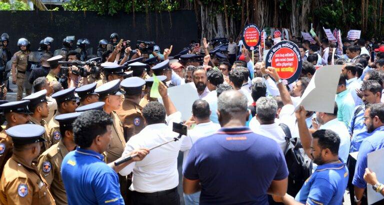 රාජ්‍ය බැංකු මුහුණ දී සිටින අර්බුද වහා විසඳනු – සාකච්ජාවෙන් විසදගන්න බැරිවූ ප්‍රශ්නත් අරන් බැංකු සේවකයින් පාරට (PHOTOS)