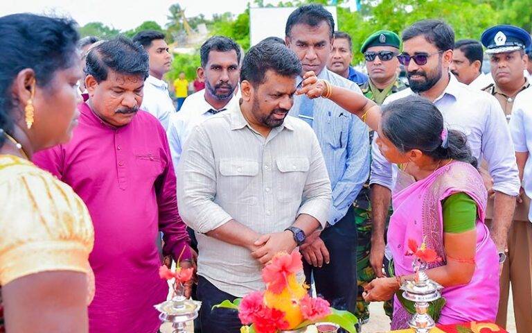 අපේ මුහුද,අපේ ගොඩබිම, අපේ අහස අපේ ජනතාව වෙනුවෙන්.කිසිදු බලපෑමකට යටත් වෙන්නේ නැහැ.ජනපතිගෙන් උතුරේ ජනතාවට පොරොන්දු රැසක්!
