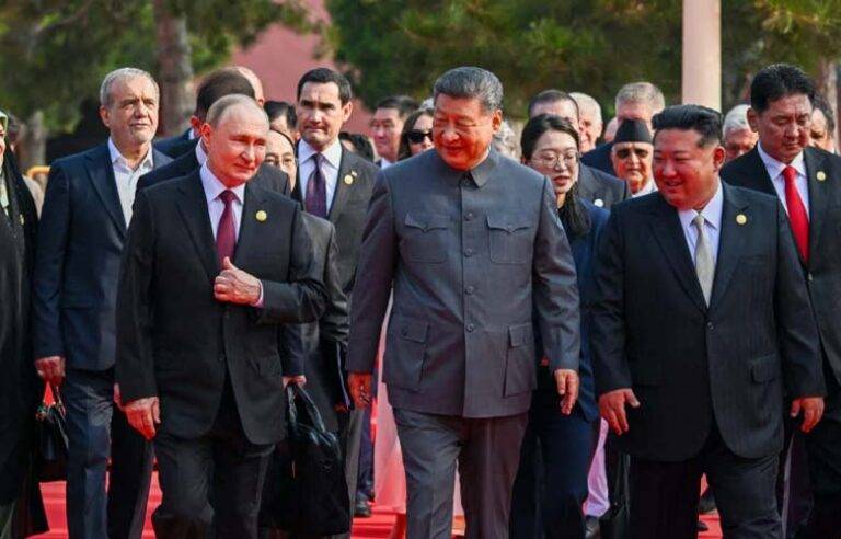 චීනයේ මෙතෙක් පැවති විශාලතම ජයග්‍රාහී දින පෙළපාළියේ ෂී, පුටින් සහ කිම් ජොන් උන් එක පෙළට (VIDEO)
