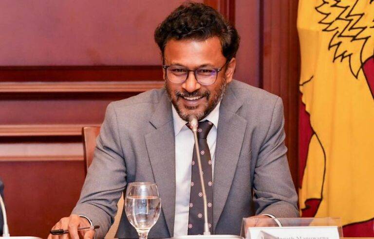 NPP අපි යැපෙන්නේ ජනතාවගෙ මුදලින් තමයි. මට බිලියන ගාණක් තිබුණත් ඒ මගේ සල්ලි දේශපාලන වැඩවලට වියදම් කරන්නේ නෑ ! – මනුවර්ණ