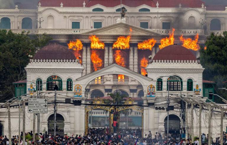 නේපාල අගමැති ඔලි ඉල්ලා අස්වීම මධ්‍යයේ නේපාල තරුණයන් පර්ලිමේන්තුවට ගිනි තබයි