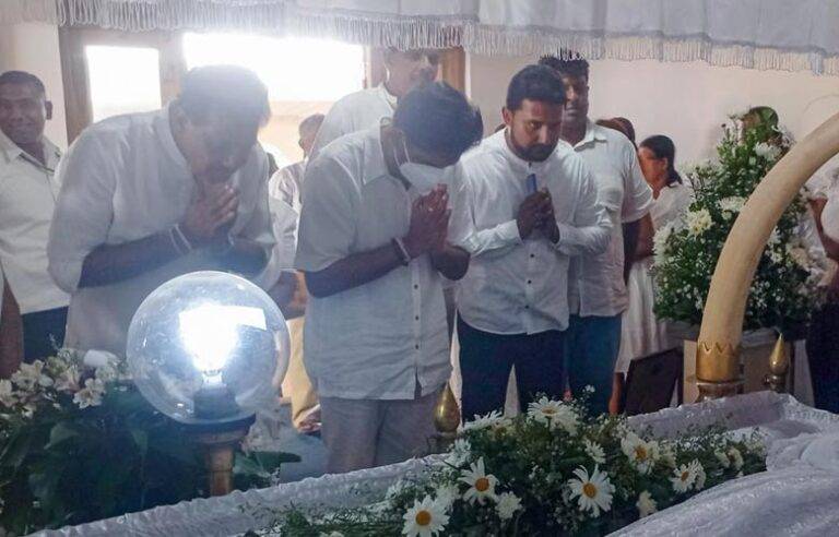 විපක්ෂ නායක සජිත් ඇල්ලේ බස් අනතුරින් දිවි අහිමි වූවන්ට අවසන් ගෞරව දක්වයි