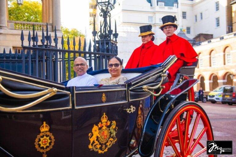 එක්සත් රාජධානියේ ශ්‍රී ලංකා මහ කොමසාරිස් නිමල් සේනාධීර  තුන්වන චාල්ස් රජුට සිය අක්තපත්‍ර පිළිගන්වයි!