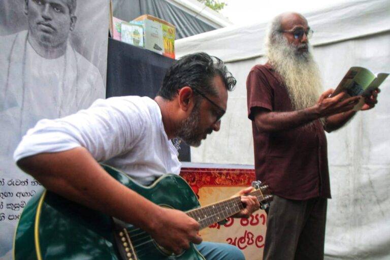 කවියේ මිනිත්තුව: කවි කියවන හැන්ඳෑව! (PHOTOS)