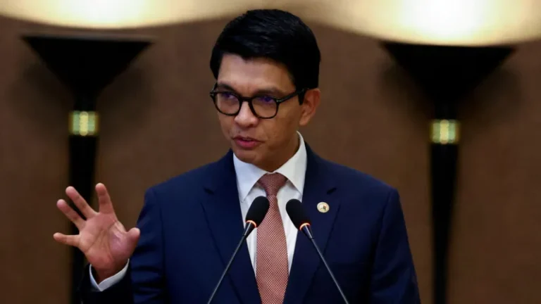 ජීවිත තර්ජන හේතුවෙන් මැඩගස්කර ජනාධිපතිවරයා ‘ආරක්ෂිත ස්ථානයක’ සැඟවී සිටී….