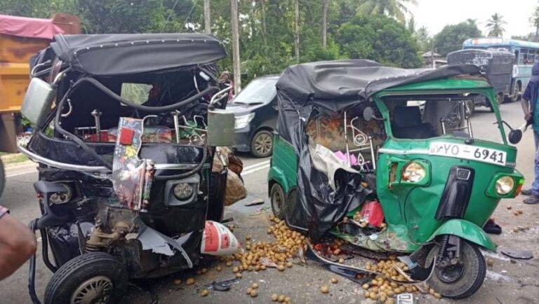 ත්‍රීරෝද රථ අනතුරක් – ඇබිනි මවක් ඇතුළු 4කට බරපතළ තුවාල!