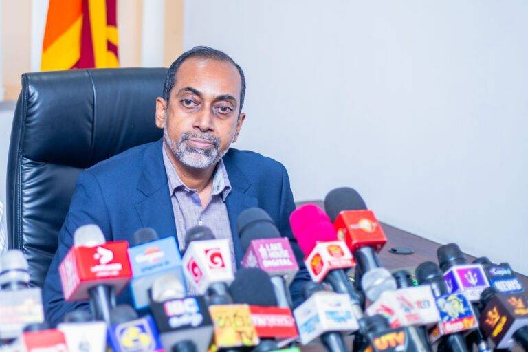 අද අපහාසයක් කියල දැනුණත් යම්කිසි දවසක ඔවුනුත් අපව සහෝදරත්වයෙන් වැළඳගනු ඇති!