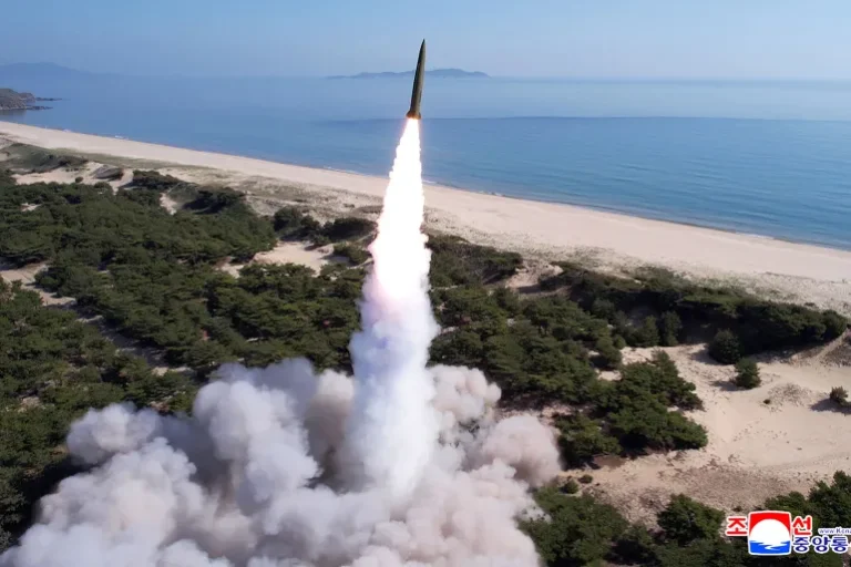 උතුරු කොරියාව නැගෙනහිර මුහුද දෙසට බැලස්ටික් මිසයිල කිහිපයක් එල්ල කරයි..