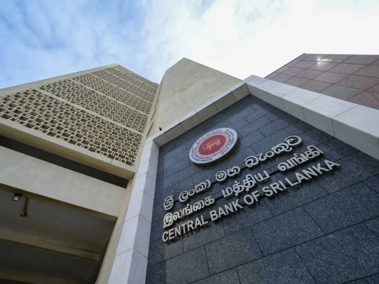 ක්‍රෙඩිට් කාඩ් ගනුදෙනු සඳහා බැංකු 10% ක් එකතු කිරීම ගැන ශ්‍රී ලංකා මහ බැංකුව ඇස් යොමන්නේ කවදා ද?