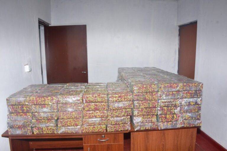 මත්පෙති බෙදාහැරීමේ ජාවාරමේ ගිය අයෙක් මත්පෙති 359,000 ක් සමඟ අත්අඩංගුවට!