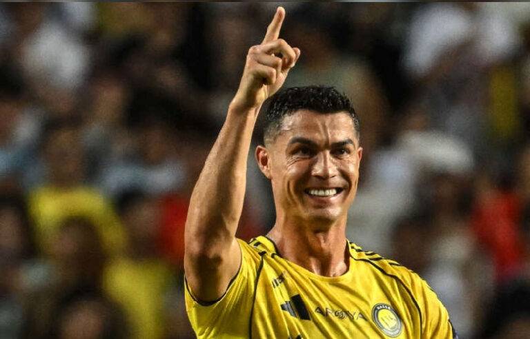 ක්‍රිස්ටියානෝ රොනාල්ඩෝ පාපන්දු ක්‍රීඩාවේ පළමු බිලියනපතියා බවට පත්වේ