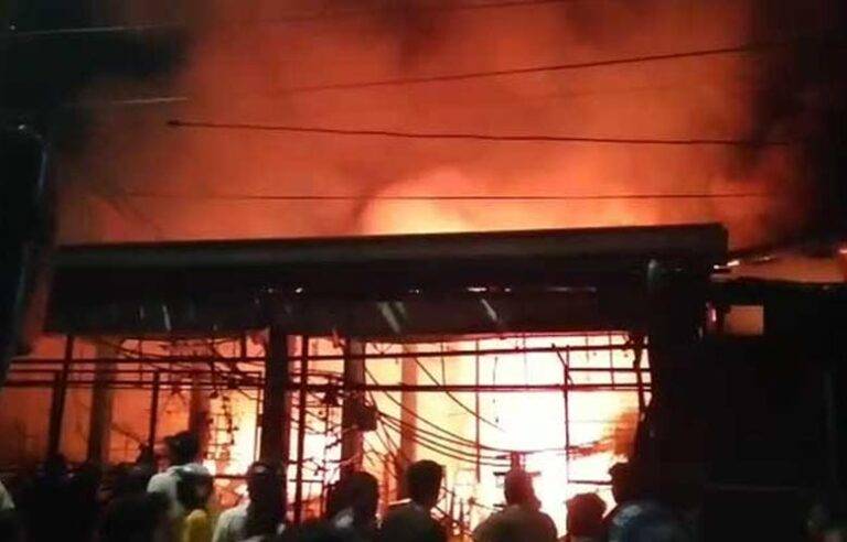 බෙලෙක්කඩේ හන්දියේ කඩ සාප්පු පෙළක ගින්නක් ! (VIDEO)